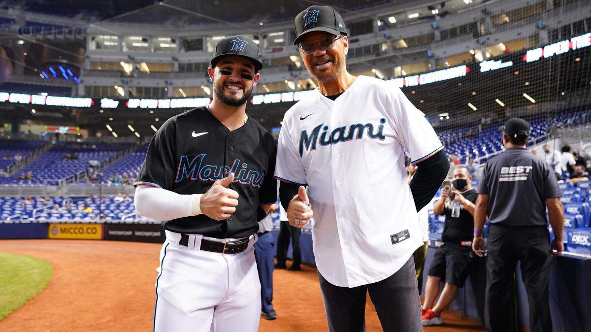 WILLY CHIRINO junto a Eddy Alvarez (i) tras lanzar el viernes la primera bola antes del juego contra los Piratas.
