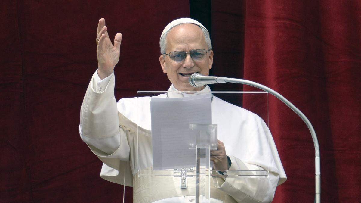 El Papa León XIV aparece en el balcón de la basílica de San Pedro para su primer discurso del Regina Coeli, el domingo, el 11 de mayo de 2025, en la Ciudad del Vaticano. Dirigiéndose a los fieles reunidos en la Plaza de San Pedro y a otros innumerables que lo seguían desde todo el mundo, lanzó un llamamiento a la paz en el mundo.