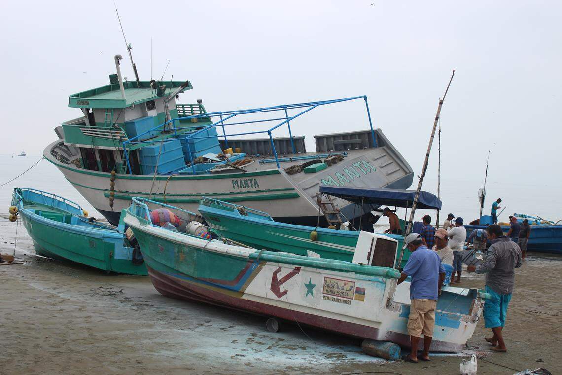 El barco pesquero Manta recibe mantenimiento en Playita Mía, sobre el Pacífico ecuatoriano, zona conocida como un centro regional para la pesca del tiburón.