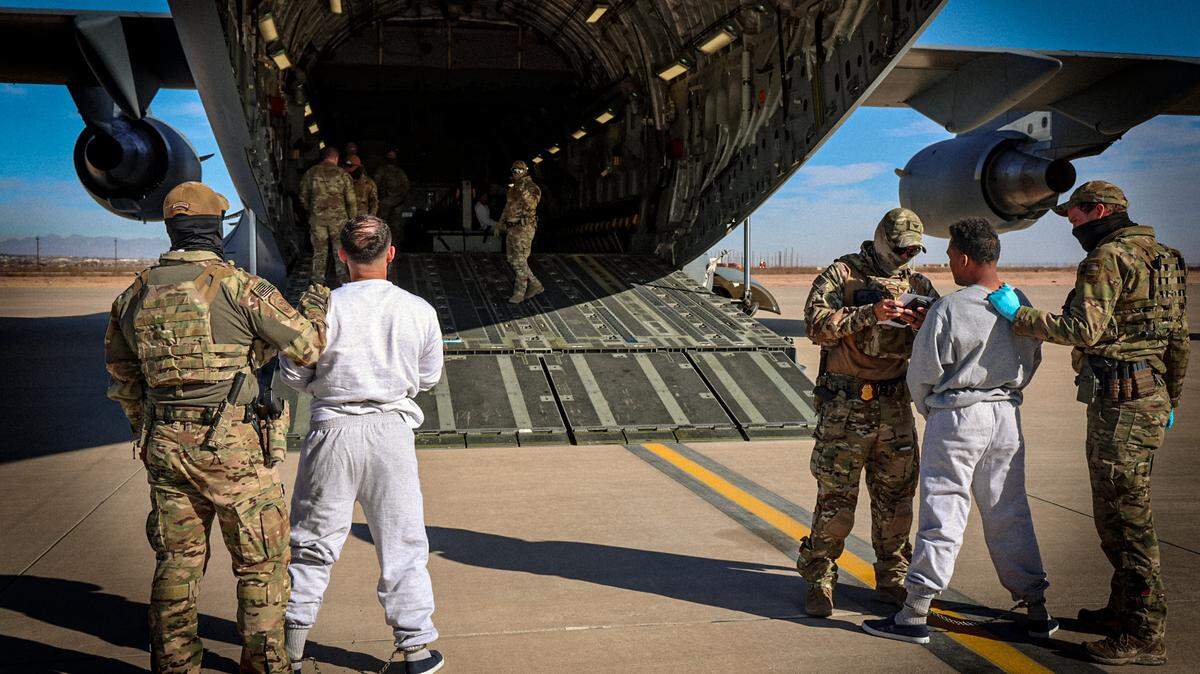 Foto distribuida por el Departamento de Seguridad Nacional que muestra a inmigrantes que van a ser deportados a la Base Naval de Guantánamo, Cuba, el martes 4 de febrero de 2025.
