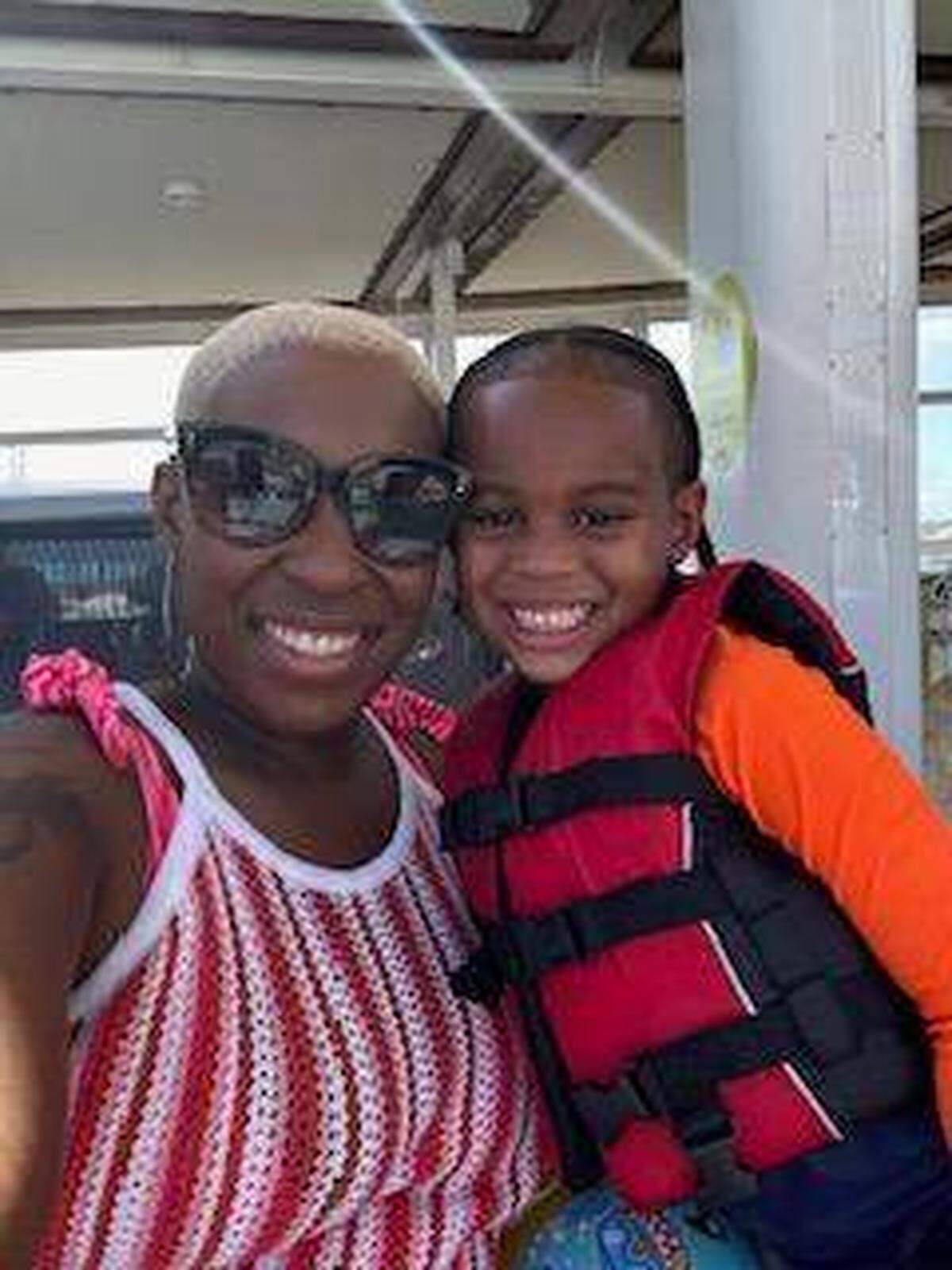 Esha Dawkins y su hijo Sam posan en esta foto sin fecha. Esha Dawkins recibió un disparo en el cuello mientras conducía por la Interestatal 95 el 25 de noviembre de 2024, en lo que los investigadores creen que fue un tiroteo por furia al volante en el que ella era una transeúnte inocente.