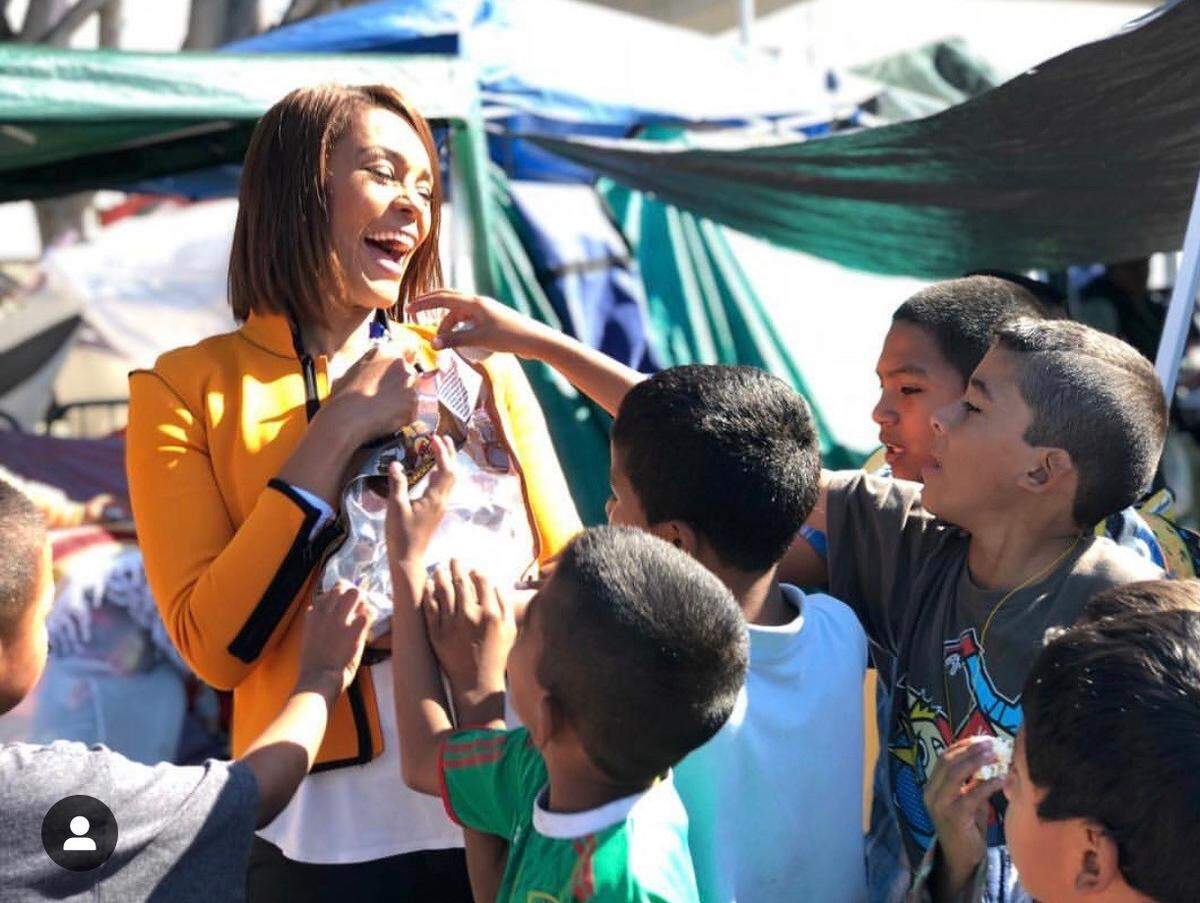 Ilia Calderón es ganadora de dos premios Emmy y fue nominada a un premio Peabody por su cobertura sobre la crisis fronteriza para el programa ‘Aquí y ahora’, de Univision.