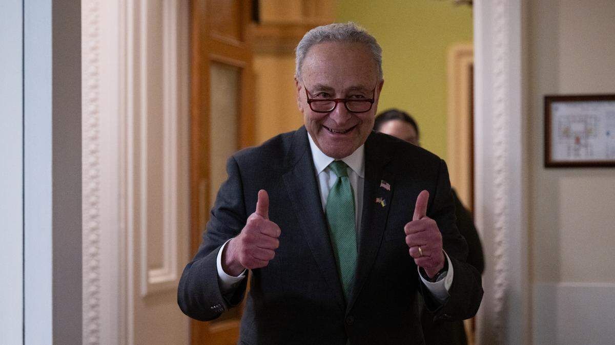 El líder de la mayoría del Senado de Estados Unidos, el demócrata Chuck Schumer, reacciona en una conferencia de prensa en Washington, DC, el martes 23 de abril de 2024. 