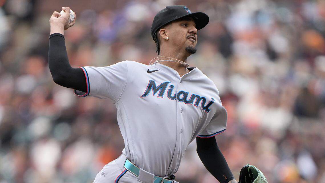 Giants snap home losing streak to Marlins