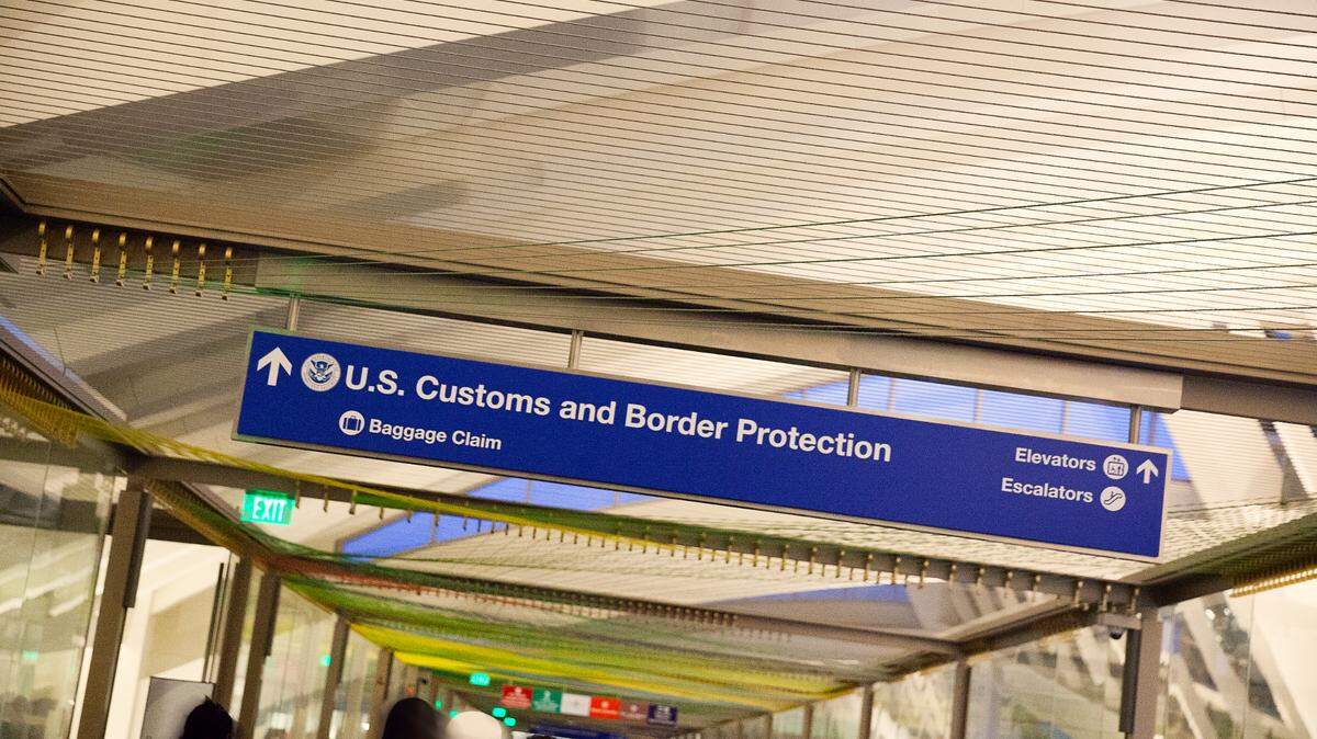Al menos siete países europeos modificaron sus consignas para viajar a Estados Unidos, tras el endurecimiento de la política migratoria de Washington. En la foto, un aviso que indica el punto de chequeo de pasaporte en el Aeropuerto Internacional de Los Ángeles.