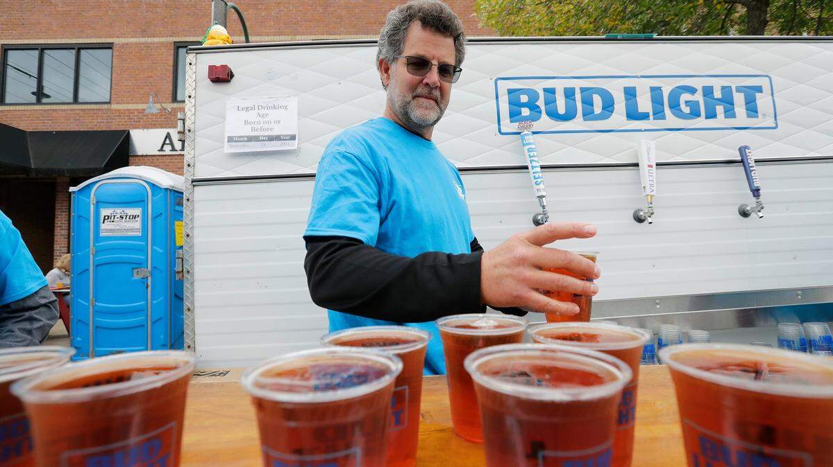 El voluntario Tim Kramer sirve cerveza Bud Light durante la celebración del 40 festival de octubre el sábado 24 de septiembre de 2022 en el centro de Appleton, Wisconsin.