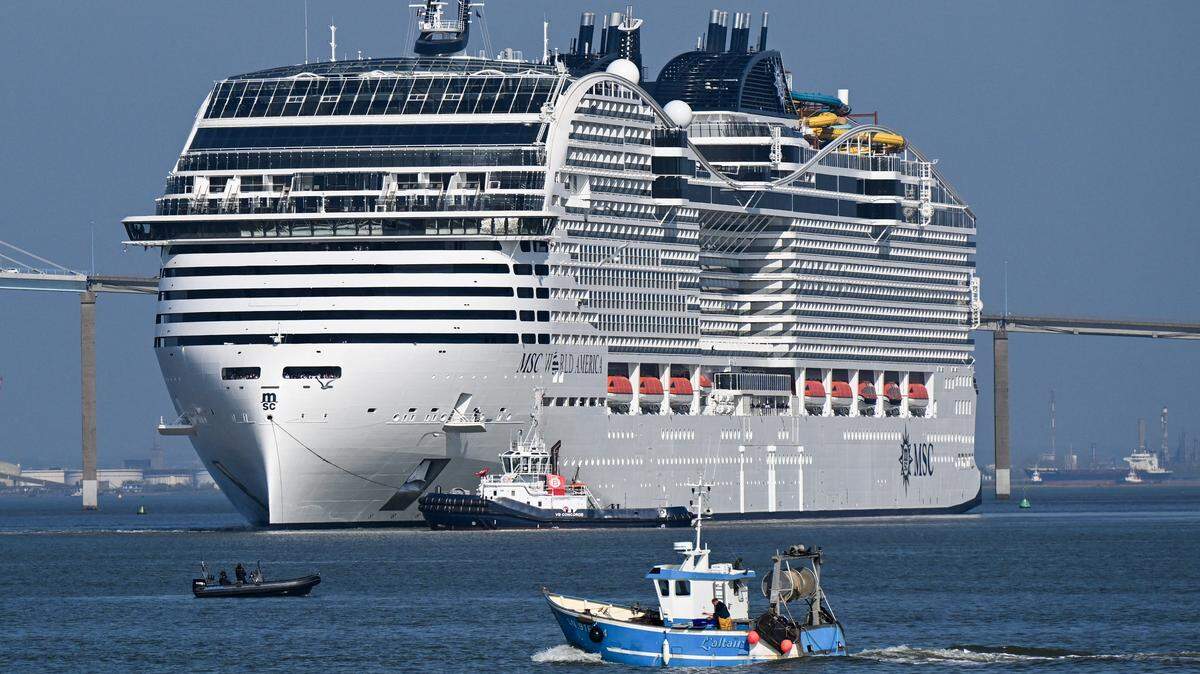 El crucero MSC World America zarpa del puerto de Les Chantiers de l’Atlantique el día de su entrega en Saint-Nazaire, en el oeste de Francia, el 27 de marzo de 2025.