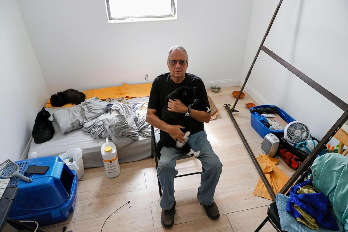 El escritor Ismael Lorenzo, de 76 años, con su gato Felipito, en el cuarto que tuvo que alquilar en Hialeah a $1,100 después de ser desalojado del apartamento que estaba alquilando hace cinco meses en Biscayne Park. La propietaria no le dijo que el dúplex estaba en foreclosure y le hizo un contrato y tomó $3,300.