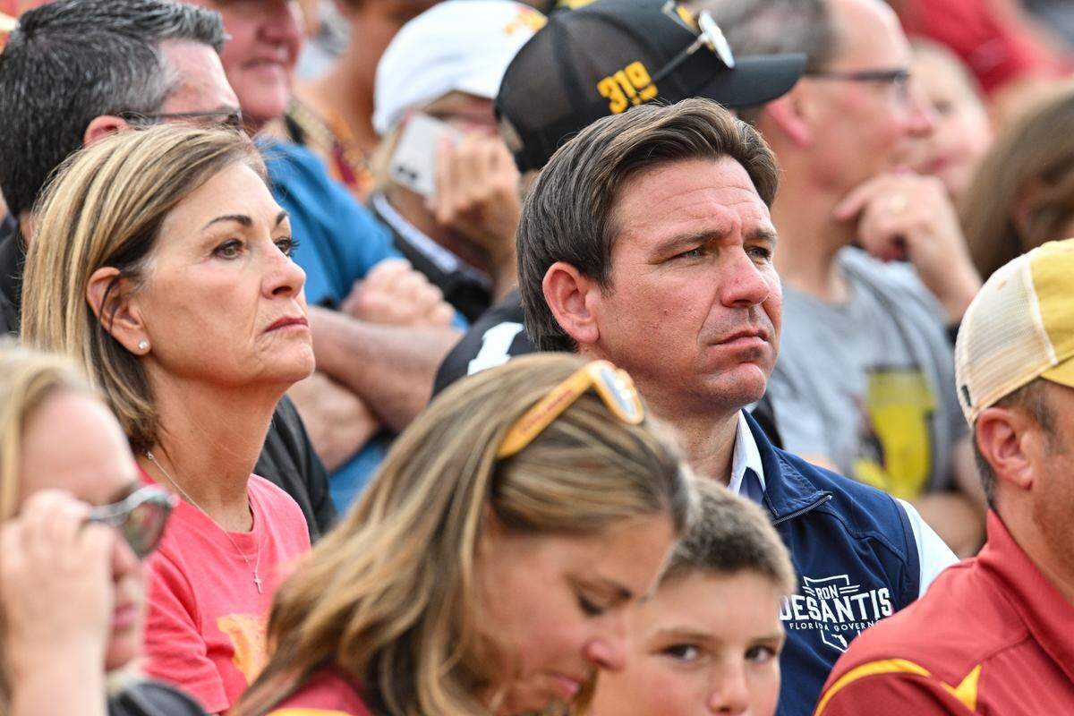 La gobernadora de Iowa, Kim Reynolds (izquierda), y el gobernador de la Florida, Ron DeSantis, asisten a un partido de football en el Jack Trice Stadium, en Ames, Iowa, el 9 de septiembre de 2023.