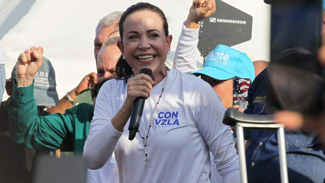 FOTO De archivo del 11 de agosto de 2023, de la dirigente María Corina Machado durante un mitin político para promocionar su candidatura a la nominación presidencial por la coalición opositora, en Maracaibo, al oeste de Venezuela.