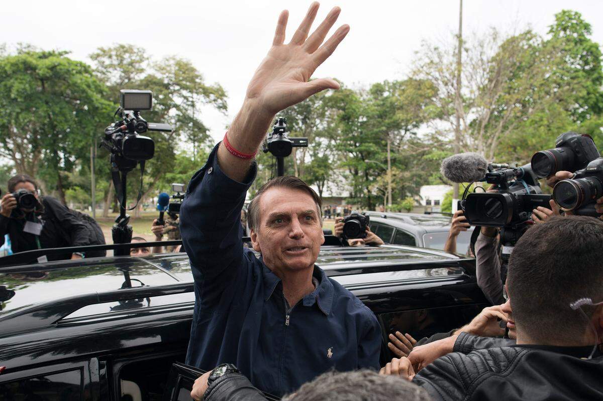 Entre los mensajes de Whatsapp había fotografías y videos modificados y editados fuera de contexto, además de historias que exageraban el heroísmo de Bolsonaro y divulgaban rumores acerca de sus rivales.