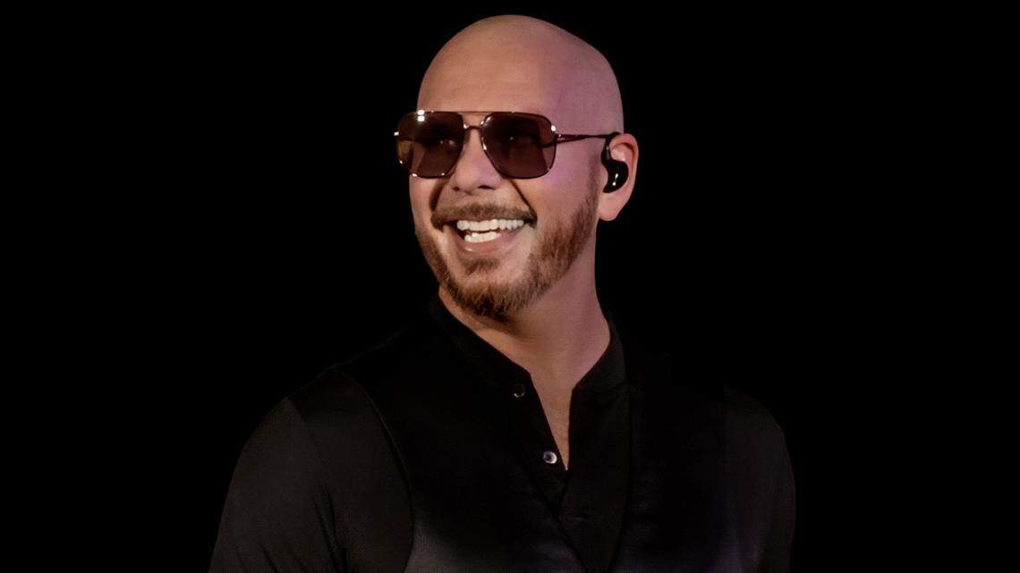 Los fans de Pitbull homenajean al cantante con calvas postizas