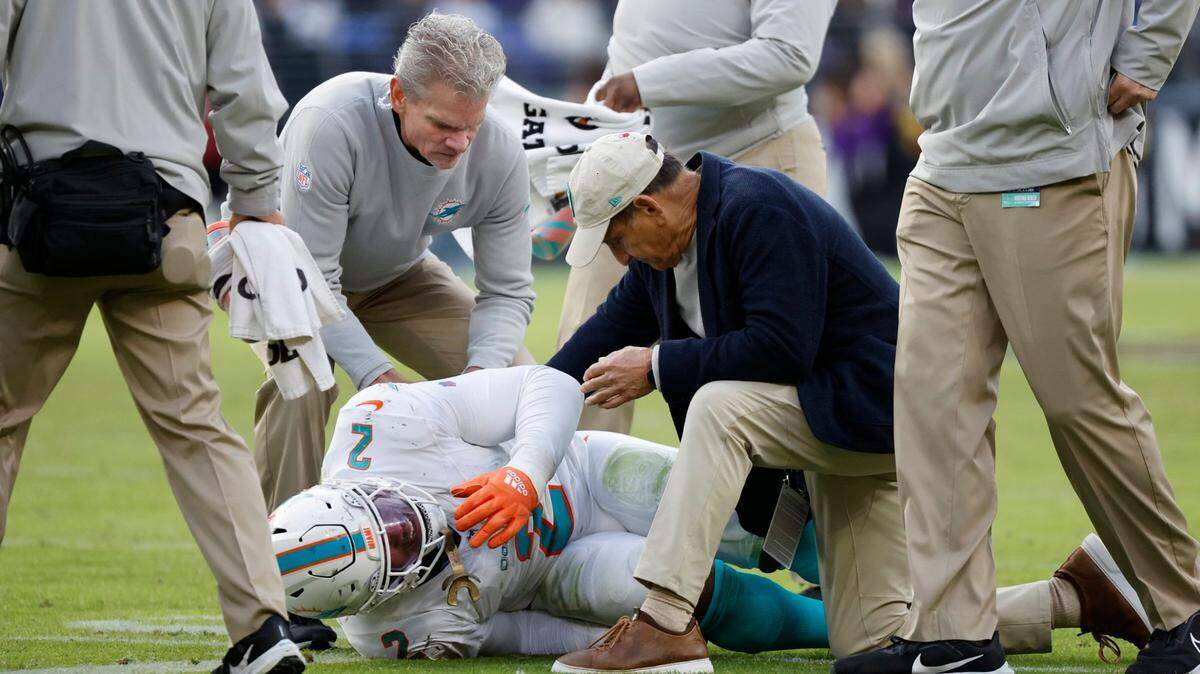 El jugador defensivo Bradley Chubb, especialista en presionar a los quarterbacks rivales, se perderá el resto de la temporada de los Dolphins de Miami luego de sufrir el desgarro del ligamento anterior cruzado de la rodilla derecha, dijo el lunes el coach Mike McDaniel.