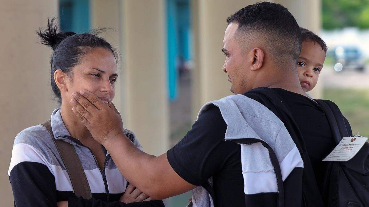 Migrantes venezolanos esperan la llegada de la Patrulla Fronteriza de EEUU después de cruzar el río Grande el domingo 18 de septiembre de 2022.