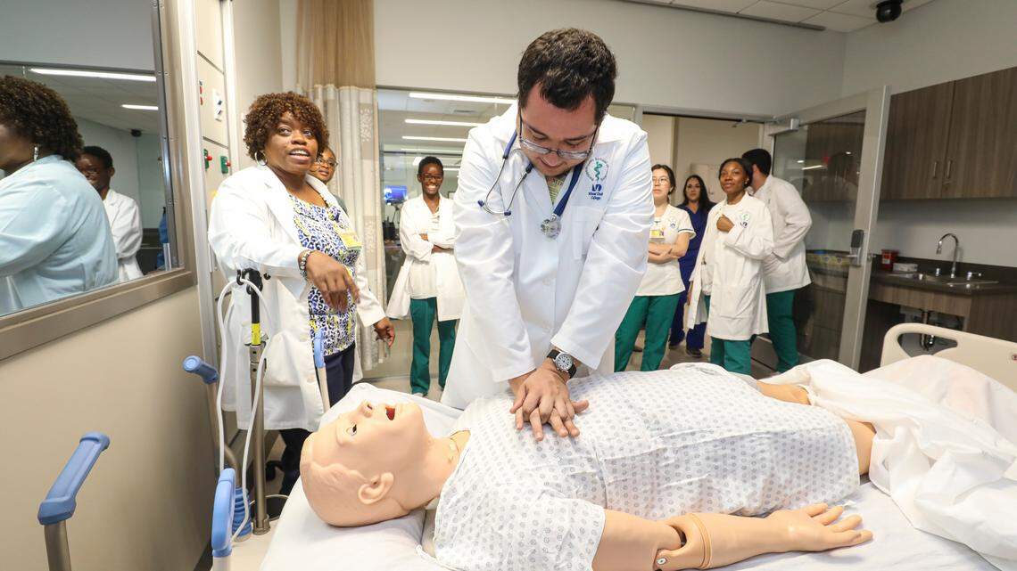Estudiantes del Miami Dade College participan en una demostración de atención a un paciente en el Edificio de Simulación del recinto Medico en julio del 2019. Uno de los cursos más populares del programa Kickstart es técnico en emergencia médica.