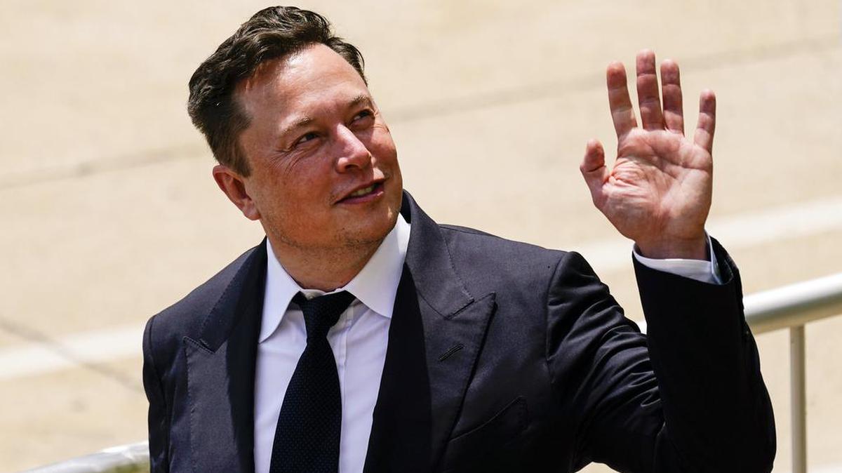 El CEO Elon Musk sale del centro de justicia en Wilmington, Del., el martes 13 de julio de 2021. (Foto AP/Matt Rourke, archivo)