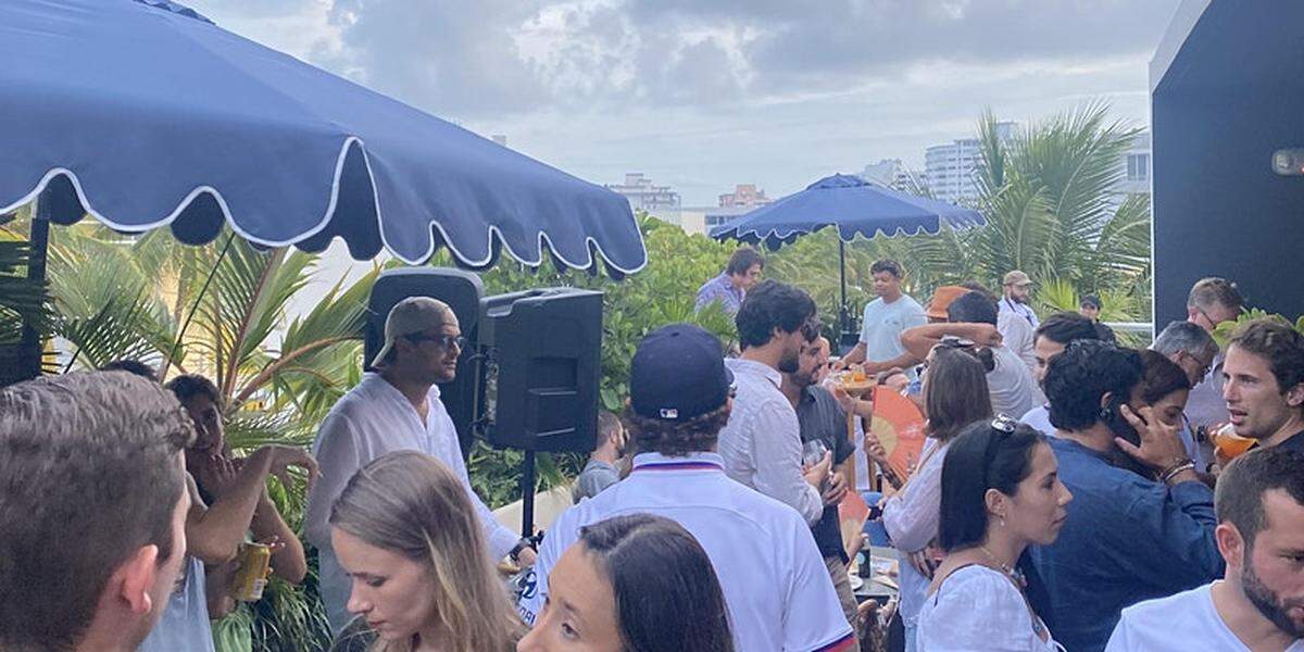 Sunset Mezze y DJ Set. DJ, cócteles y barbacoa de estilo mediterráneo en la azotea del Kayak Hotel, Miami Beach.