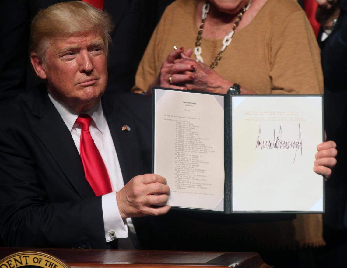 El presidente Donald Trump participa en un acto en el Teatro Manuel Artime de La Pequeña Habana, Miami, donde anunció cambios en la política de Estados Unidos hacia Cuba, en una imagen del 16 de junio de 2017.