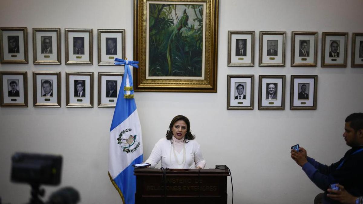La ministra de Relaciones Exteriores (Minex), Sandra Jovel, habla durante una conferencia de prensa el 26 de diciembre de 2017, en un salón del Ministerio, en Ciudad de Guatemala (Guatemala).