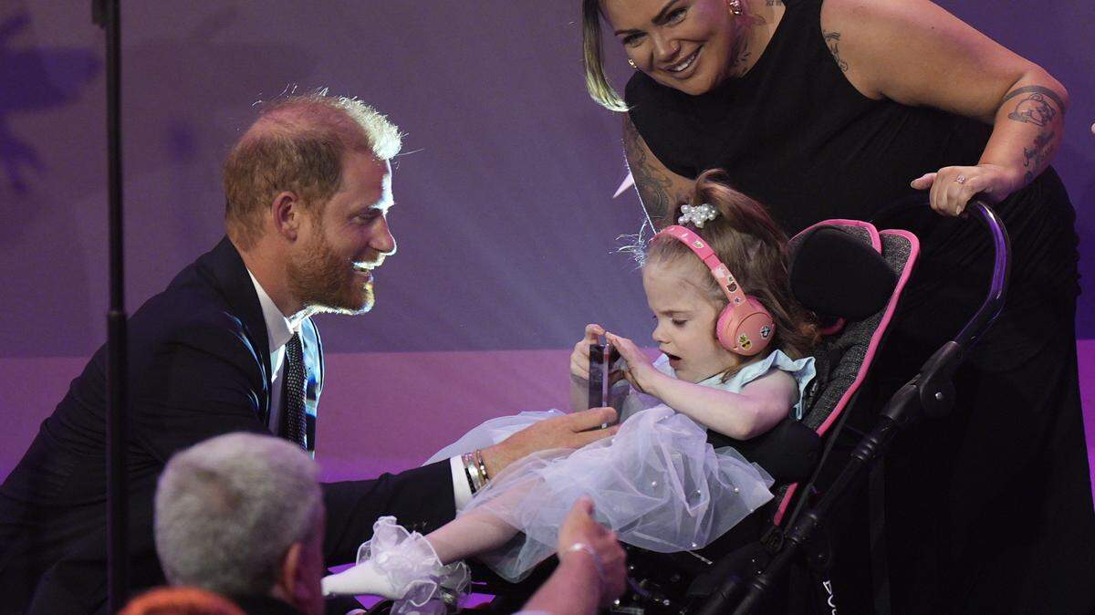 El duque de Sussex, el príncipe Enrique, le entrega un premio a Esmee Mcglinchey, de 6 años, durante la ceremonia de los premios WellChild 2025, el lunes 8 de septiembre de 2025, en Londres.