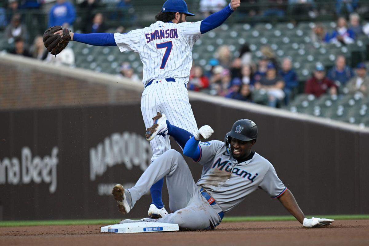 El torpedero de los Cachorros Dansby Swanson pone out al jardinero de los Marlins de Miami Jesús Sánchez en una jugada de doble play, en el primer inning del partido celebrado el 12 de mayo de 2025 en el Wrigley Field en Chicago.