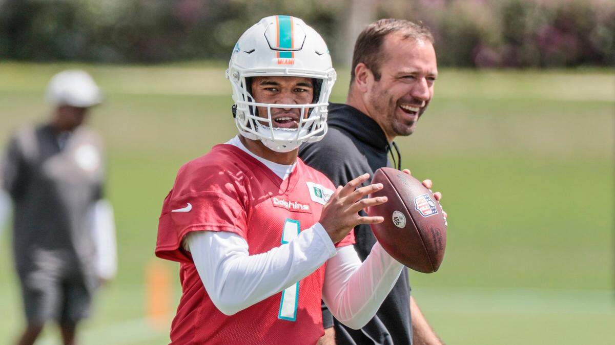 El quarterback de los Dolphins Tua Tagovailoa pasa el ovoide en una práctica con el equipo el 12 de octubre de 2022 en el Baptist Health Training Complex en Miami Gardens, Florida.
