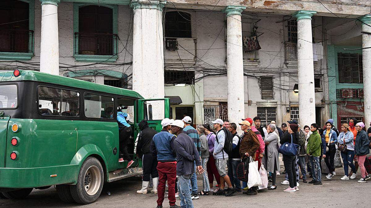 Los cubanos hacen fila para abordar un minibús de transporte privado en La Habana, el viernes 6 de febrero de 2026. Cuba está dispuesta a dialogar con Estados Unidos, pero no bajo presión, insistió el gobernante Miguel Díaz-Canel el jueves, tras meses de amenazas por parte del presidente estadounidense Donald Trump.