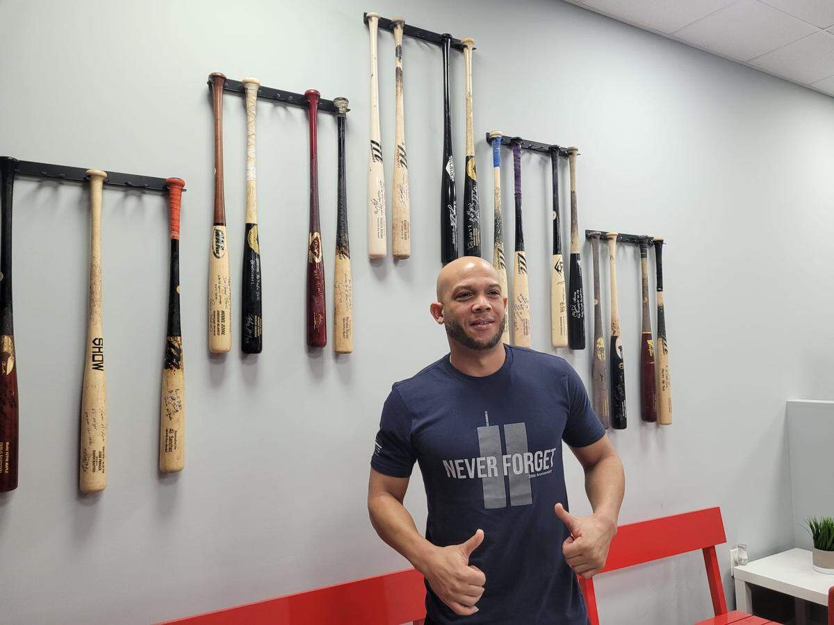En su segunda temporada en las Mayores, después de debutar a los 32 años en la campaña del 2020, Yadiel Hernández logró una línea ofensiva de .273/.329/.413 con ocho dobles, nueve jonrones, 22 bases por bolas, y 59 ponches en 112 juegos y 289 apariciones en el plato.