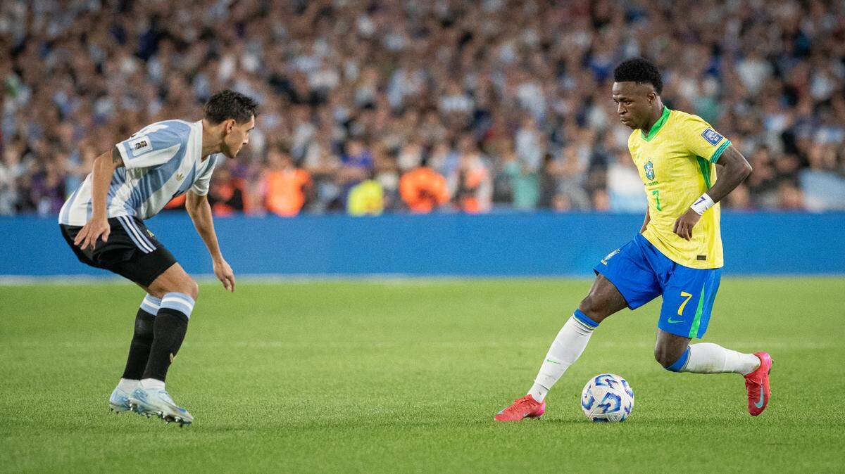 El delantero de Brasil Vinicius Junior (der.) trata de pasar la marca de Nahuel Molina, de Argentina, en el partido de la eliminatoria mundialista celebrado el 25 de marzo de 2025 en Buenos Aires.