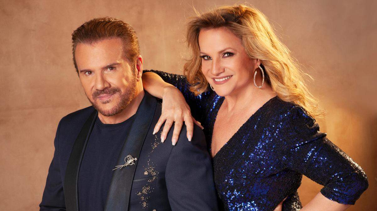 Pocos artistas pueden presumir de haber creado un género propio dentro de la música popular hispanoamericana. Pimpinela lo logró hace cuarenta años con una fórmula que nadie antes había imaginado: canciones dramatizadas, diálogos cantados entre un hombre y una mujer, teatro sentimental que cruzó fronteras y décadas sin perder vigencia.