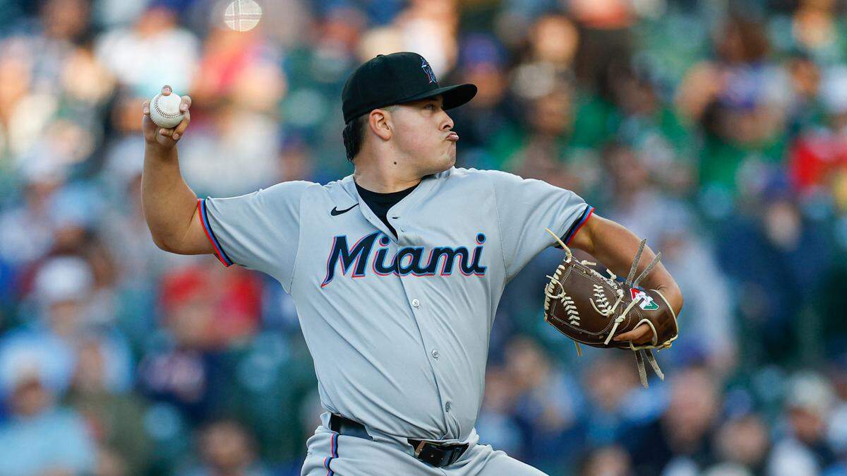 El abridor de los Marlins de Miami Valente Bellozo lanza en el primer inning del partido ante los Cachorros, celebrado el 13 de mayo de 2025 en Chicago.
