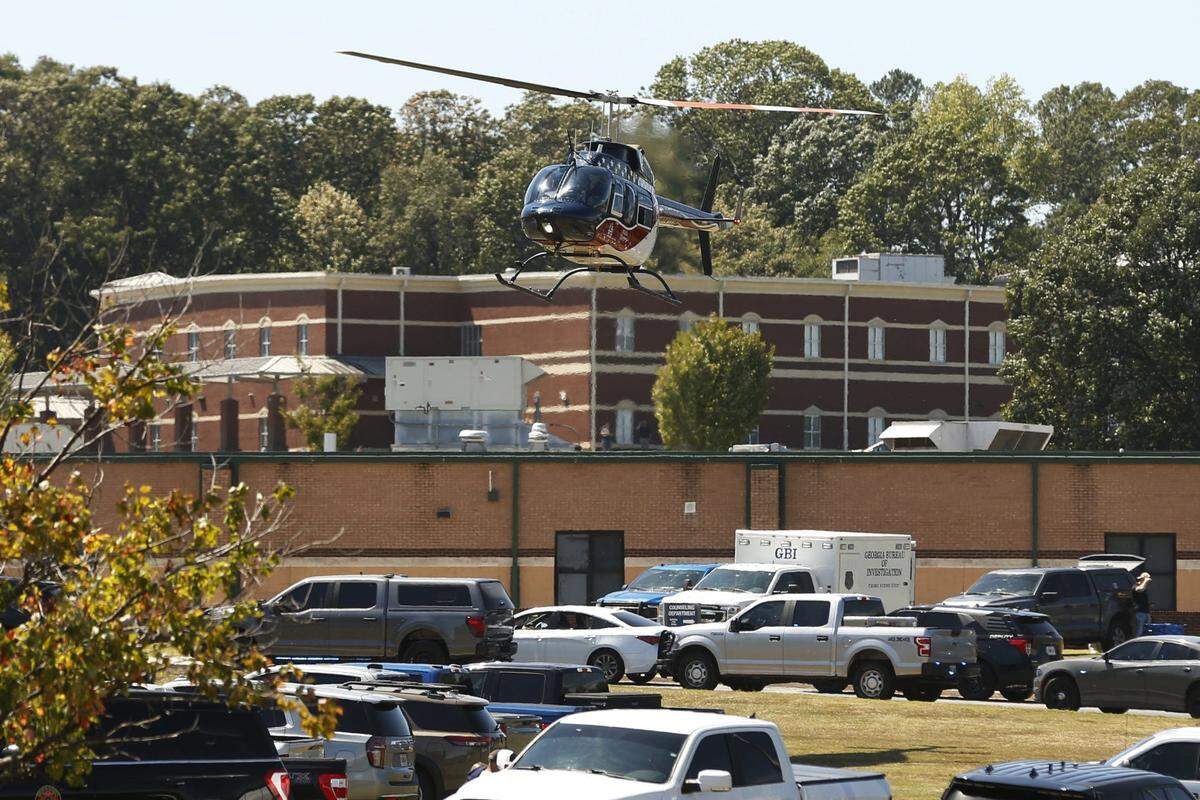 Un helicóptero abandona la escuela secundaria Apalachee después de que se produjera un tiroteo en el recinto ubicado en Winder, Georgia, el miércoles 4 de septiembre de 2024.