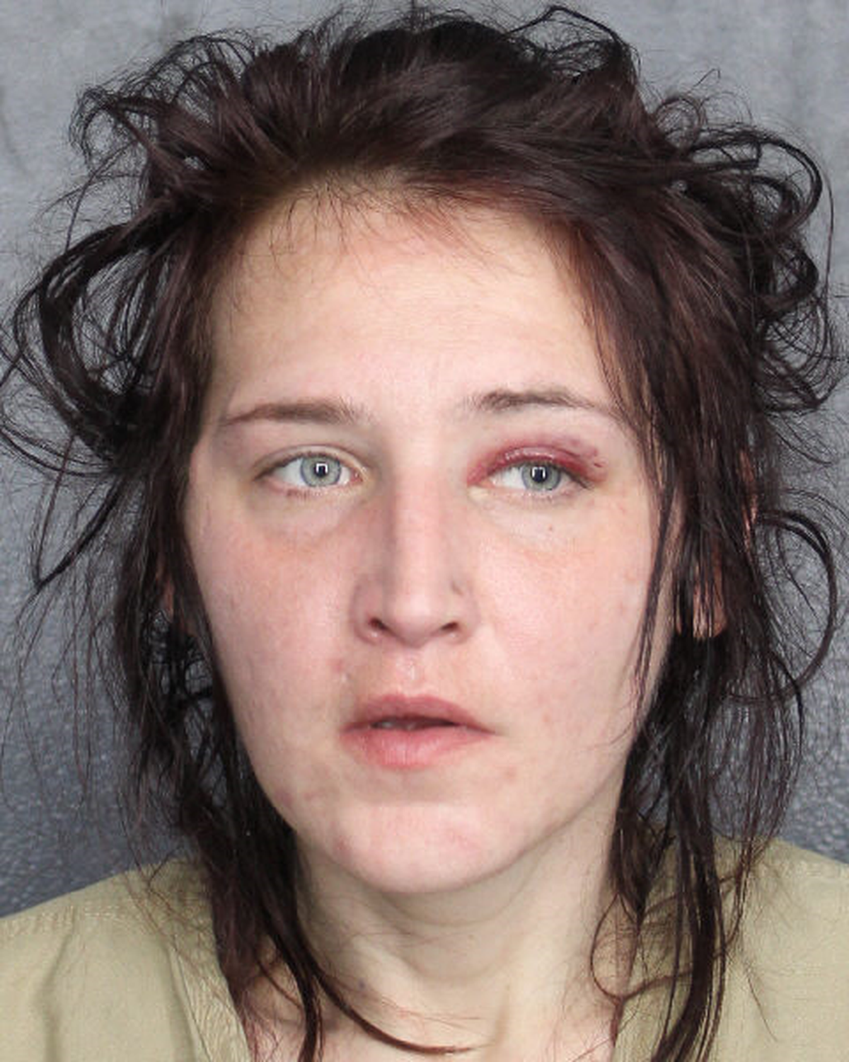 Anna Giza robó una camioneta el jueves y fue perseguida por la policía del Condado Broward (BSO) y la Patrulla Fronteriza (FHP) en el Turnpike de la Florida antes de chocar contra un Nissan Altima estacionado en el arcén, falleciendo su conductor, según las autoridades. BSO