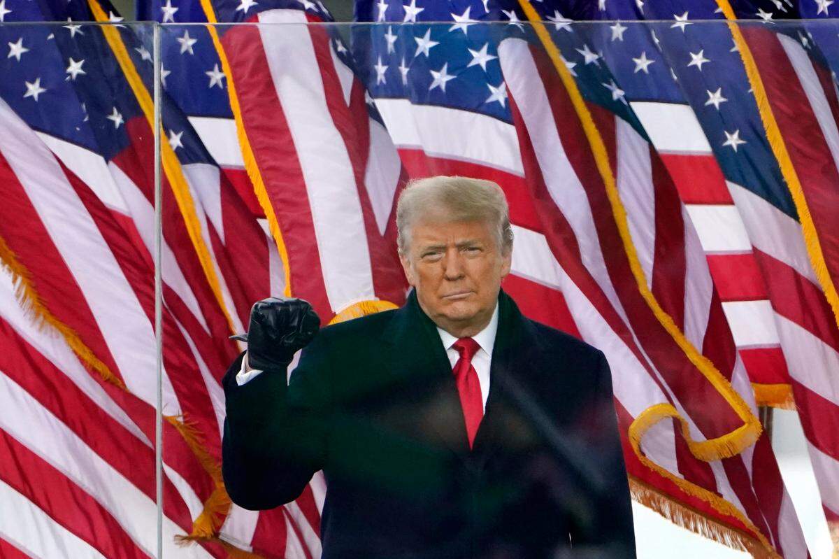 Foto de archivo. El expresidente Donald Trump gesticula antes de hablar ante sus simpatizantes en Washington, D.C., el 6 de enero de 2021.