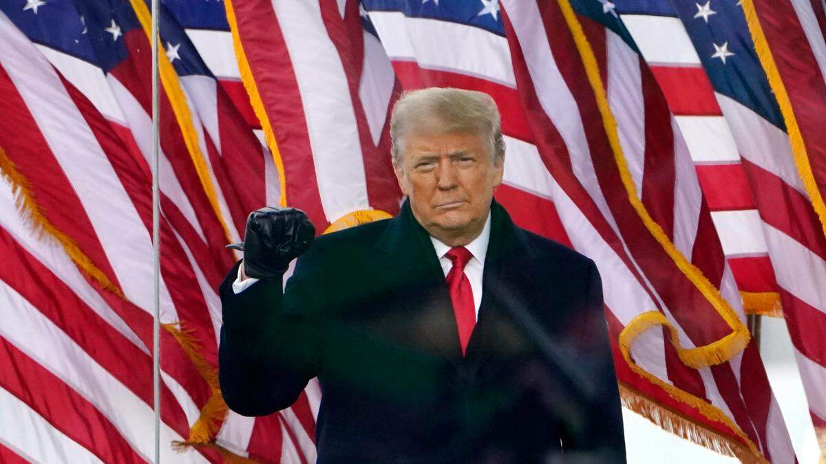Foto de archivo.  El expresidente Donald Trump gesticula antes de hablar ante sus simpatizantes en Washington, D.C., el 6 de enero de 2021.