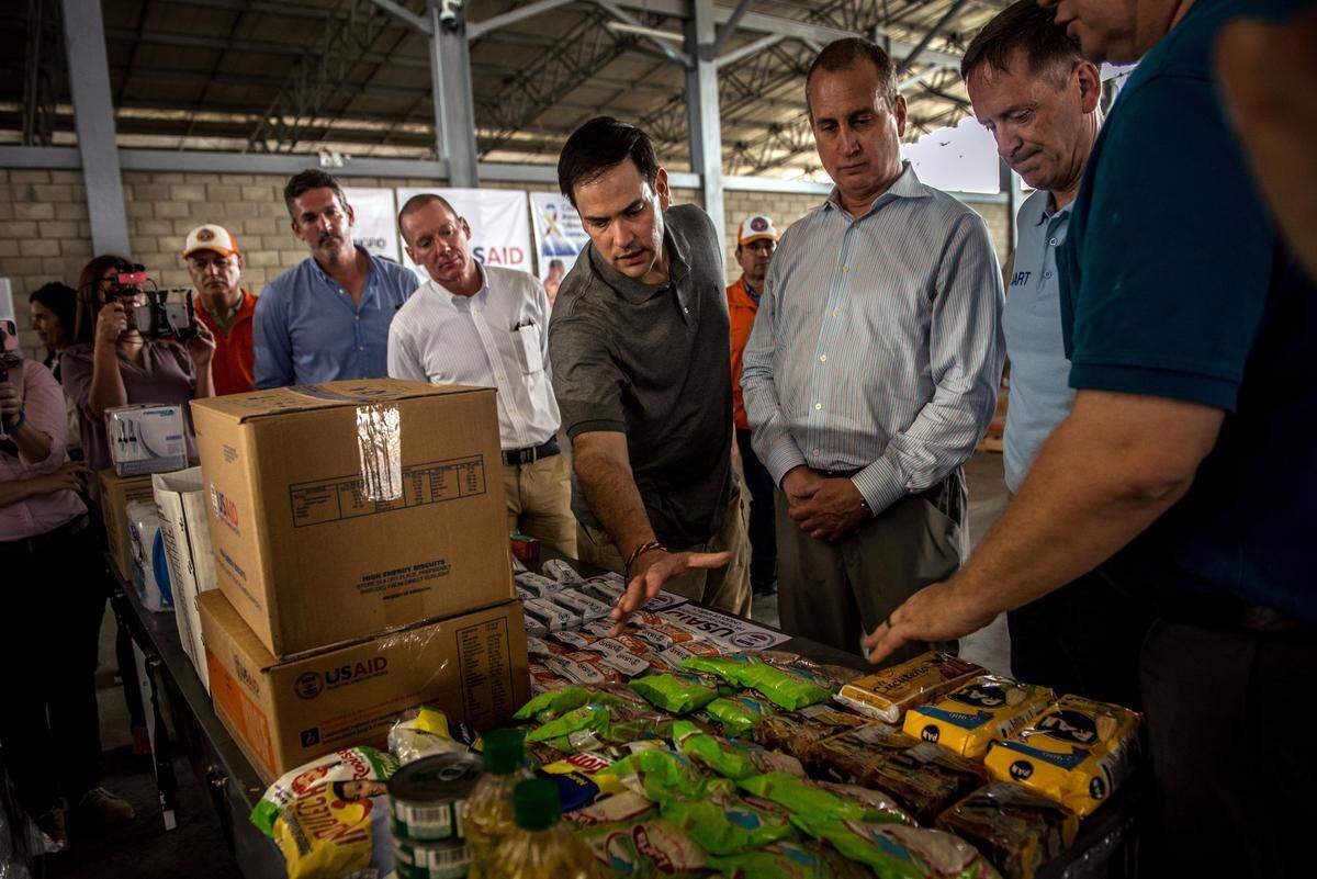 El senador federal Marco Rubio (centro) visita el almacén en la ciudad fronteriza colombiana de Norte de Santander, donde se guardan los suministros de asistencia humanitaria destinados a Venezuela, en una imagen del 17 de febrero del 2019.