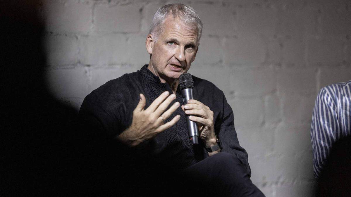 Timothy Snyder, profesor de historia en la Universidad de Yale y autor de libros como Bloodlands y The Road to Unfreedom, habló con los intelectuales de Járkov, Ucrania, el 8 de septiembre de 2024. Foto de Yevhen Titov/Abaca/Sipa USA.
