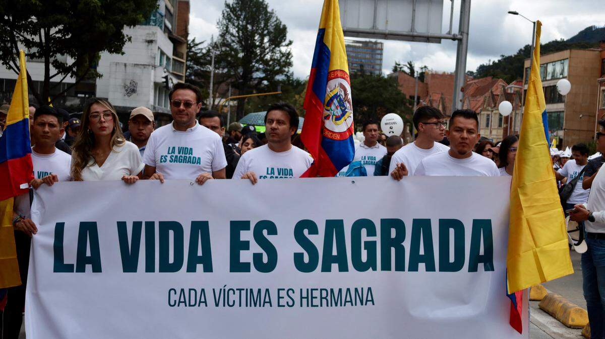 Miles de personas marchan en apoyo a la salud del senador Miguel Uribe Turbay, blanco de un intento de asesinato, y en contra de la violencia, el 15 de junio de 2025, en Bogotá, Colombia.
