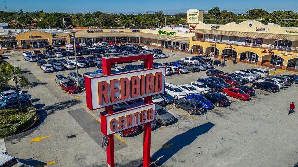 Vista aérea del centro comercial Red Bird el miércoles 31 de diciembre de 2025. La propiedad fue vendida recientemente a un promotor por 62.1 millones de dólares. El centro comercial está ubicado en la esquina noroeste de la 40 Street y la 57 Avenue, junto a Coral Gables.