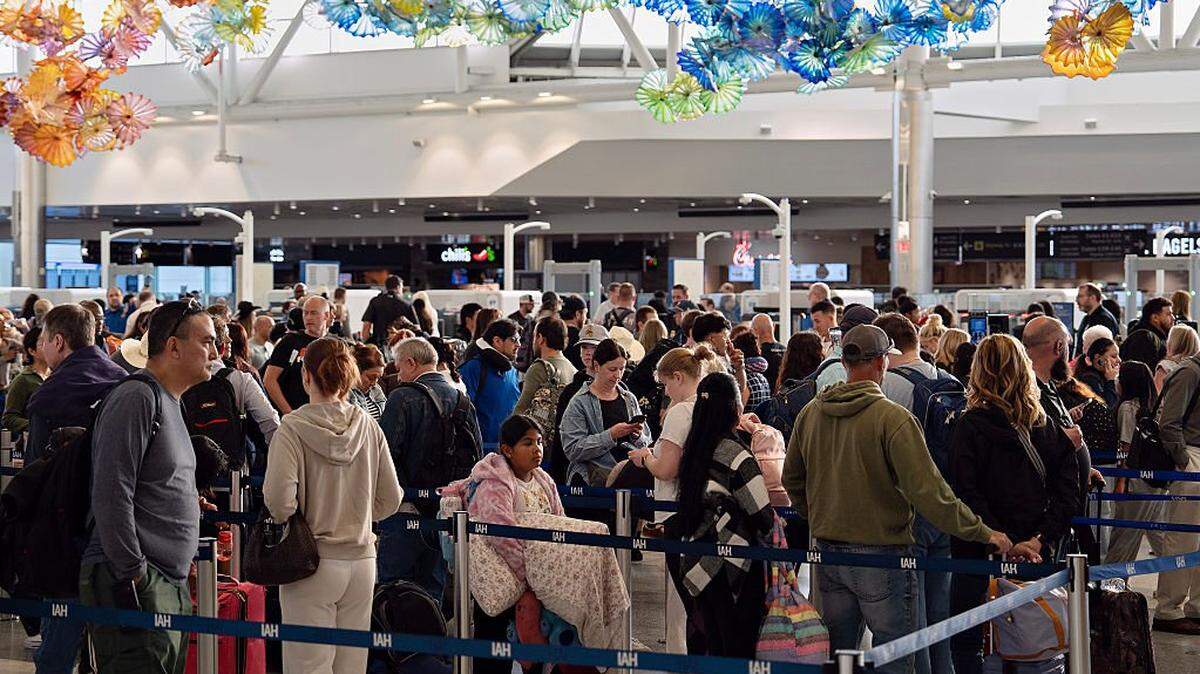 Personas hacen fila para pasar por el control de seguridad en el Aeropuerto Intercontinental George Bush el 28 de marzo de 2026, en Houston, Texas. El presidente Trump emitió el viernes una orden ejecutiva instruyendo al DHS a pagar de inmediato a los agentes de la TSA que han estado trabajando sin remuneración durante más de 40 días.