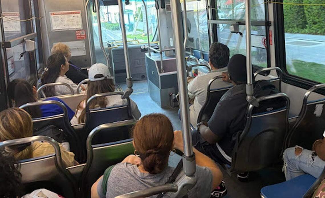 Pasajeros del autobús de la Ruta 3 viajando a lo largo de Biscayne Boulevard.