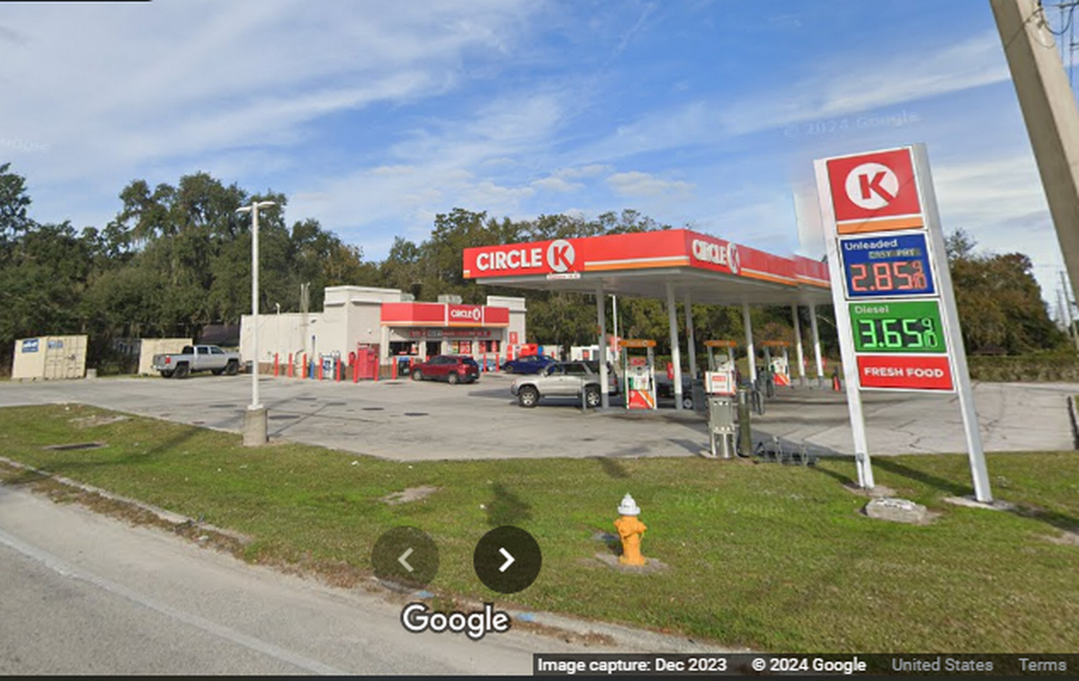 Una mujer roba 48 boletos de la Lotería de la Florida en esta tienda Circle K, ubicada en Old Kathleen Road, en Lakeland, en el Condado Polk .