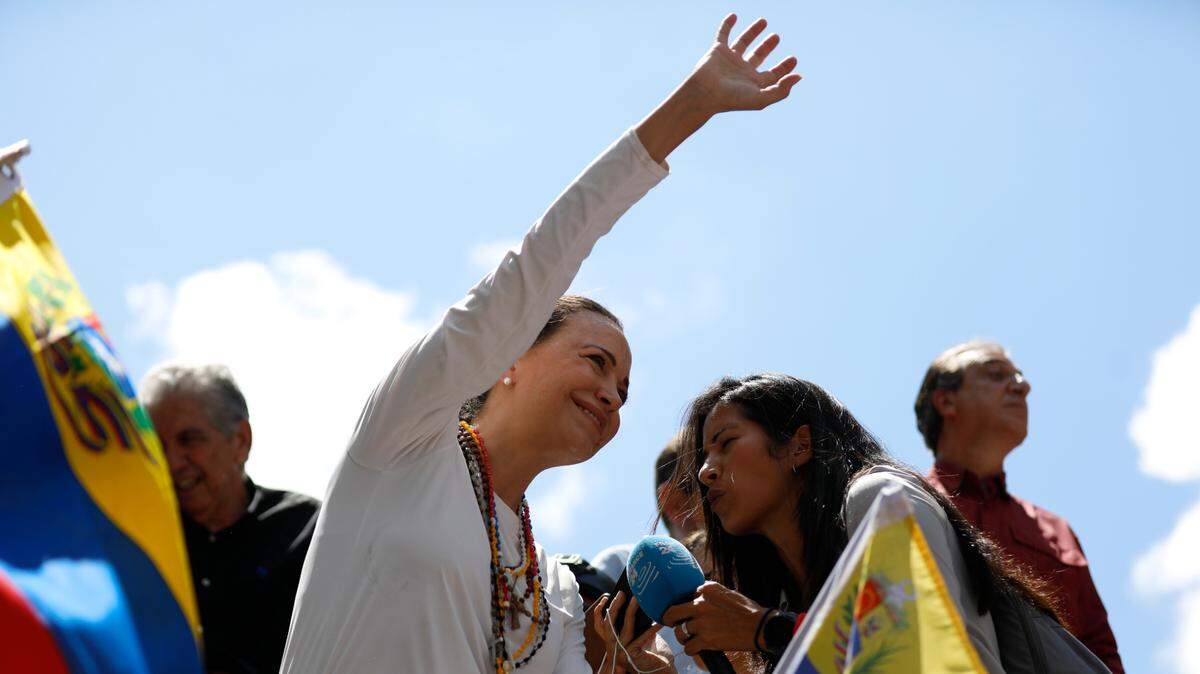 La líder opositora venezolana María Corina Machado saluda a las miles de personas que se congregaron para apoyar la victoria del candidato opositor Edmundo González, el sábado 17 de agosto de 2024, en Caracas.