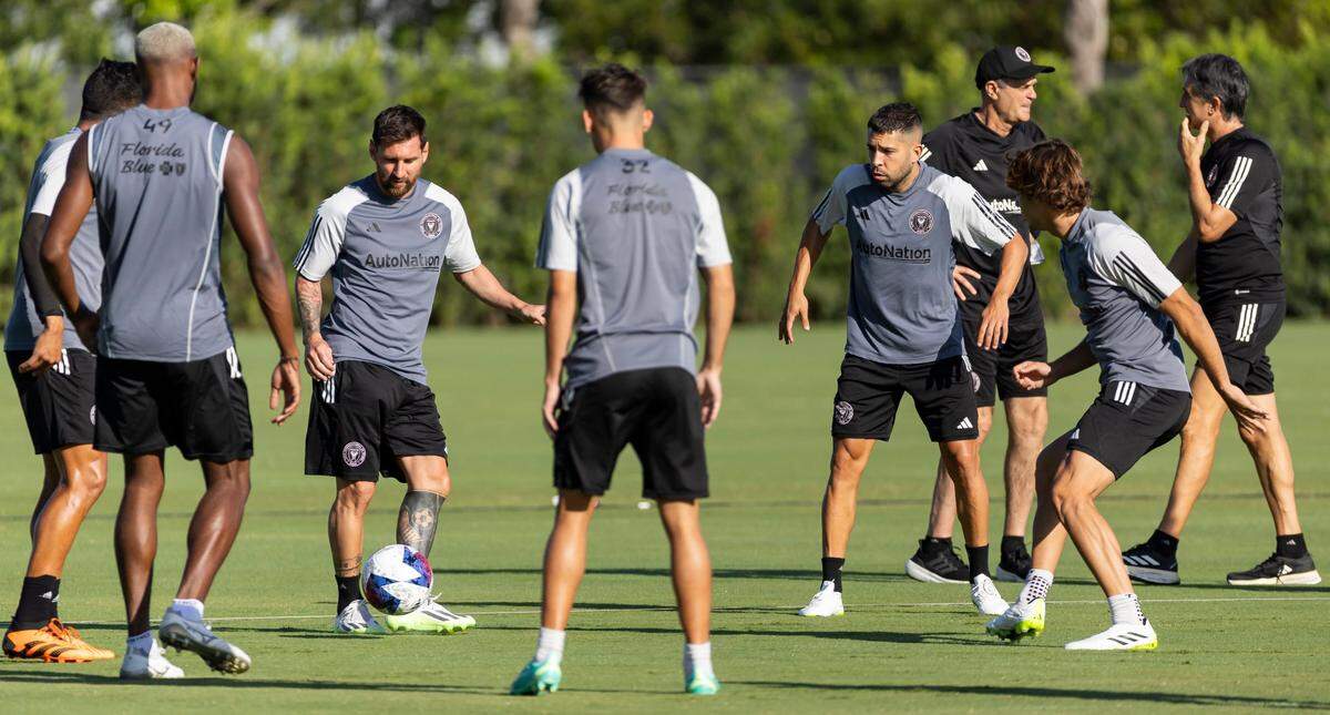 Lionel Messi (con la pelota) y el Jordi Alba (der.) participan en un entrenamiento con el Inter Miami en el Florida Blue Training Center, el 1ro de agosto de 2023 en Fort Lauderdale, Florida.