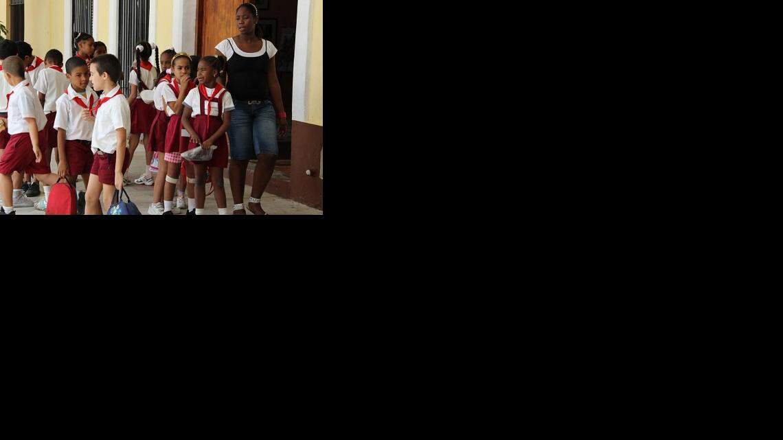 Un grupo de alumnos junto a su maestra hace unos días en La Habana. 