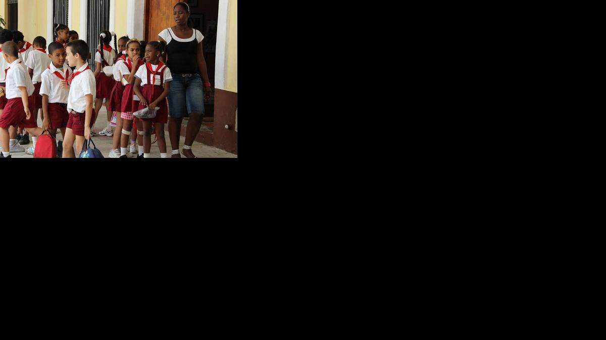 Un grupo de alumnos junto a su maestra hace unos días en La Habana. 