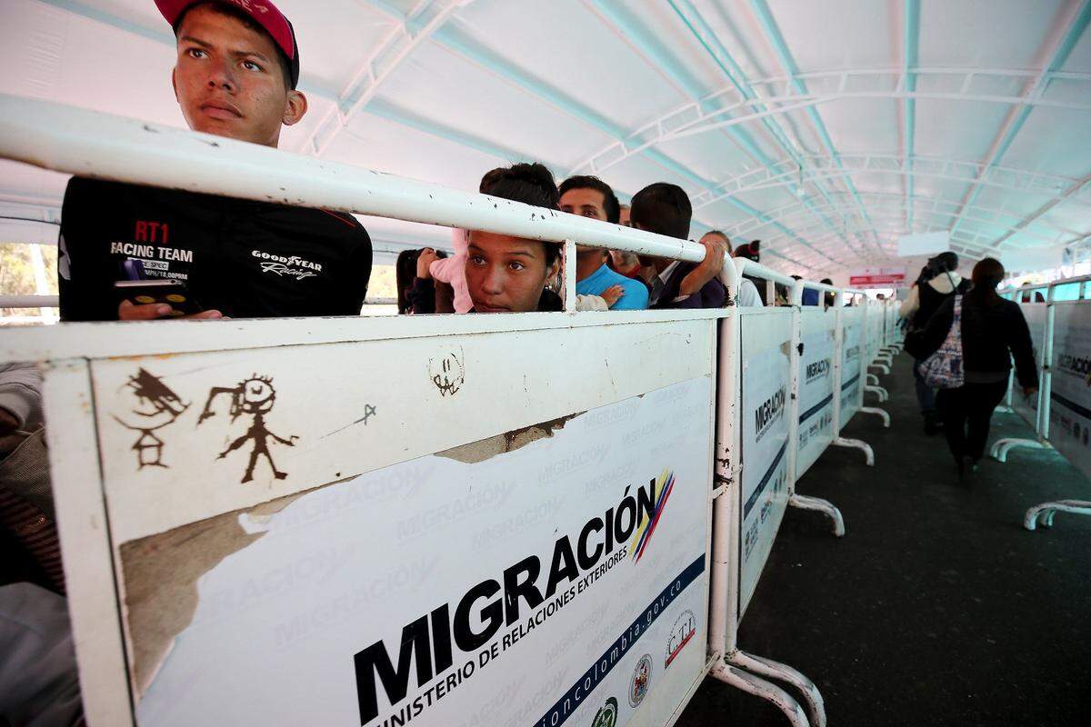 Migrantes venezolanos esperan para ingresar a Ecuador, el 29 de mayo de 2019, en Rumichaca, puesto fronterizo entre Colombia y Ecuador. EFE/José Jácome
