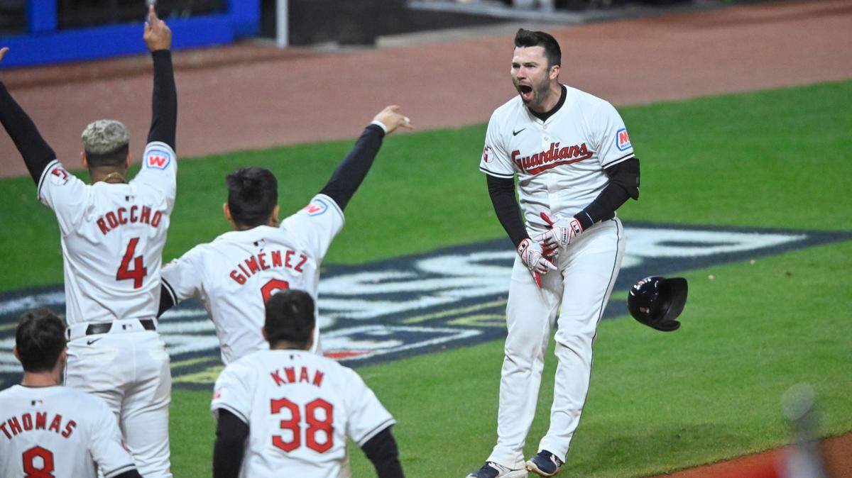 El pelotero de los Guardianes David Fry (der.) celebra tras batear el jonrón que dejó al campo a los Yankees de Nueva York en la décima entrada, en el tercer partido de la Serie de Campeonato de la Liga Americana, celebrado el 17 de octubre de 2024 en Cleveland.