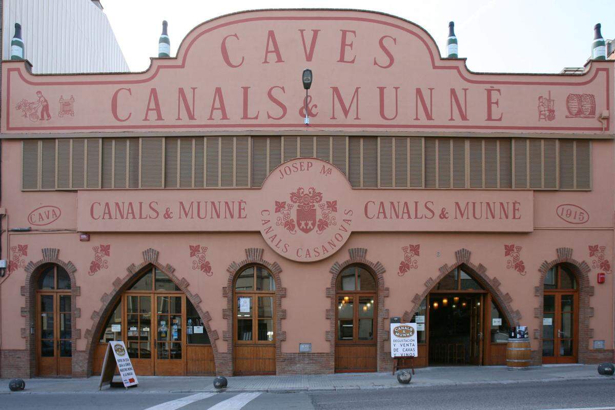 Situada en el Penedés la bodega de Sant Sadurní dAnoia, Canals & Munné en Barcelona es una empresa familiar que ha estado produciendo vinos y cavas de calidad media y alta desde 1915.
