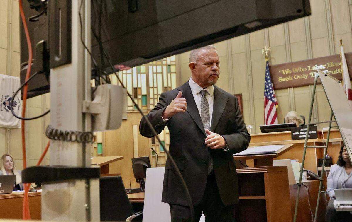 El abogado defensor Scott Kotler presenta sus alegatos finales durante el juicio por agresión sexual contra el expolicía de Miami-Dade Daniel Ramos Avilés, el miércoles 3 de septiembre de 2025 en Miami, Florida.